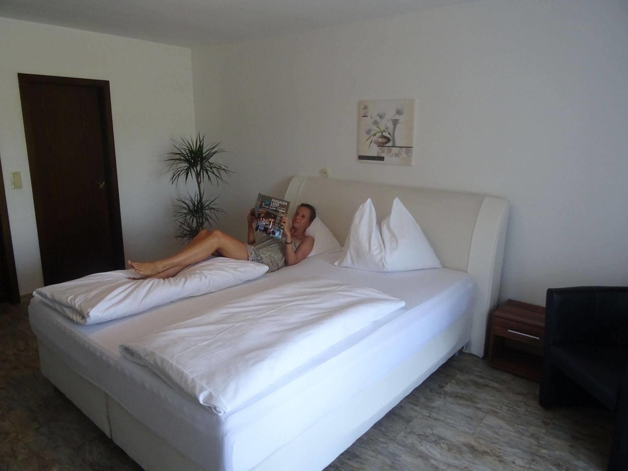 Apparthotel Alte Innbruecke-24Std-Self-Check In-Haustiere Willkommen Neuhaus am Inn Esterno foto